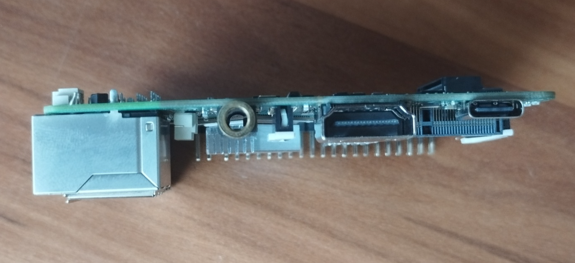 RADXA RS117-D2 oldalnézet